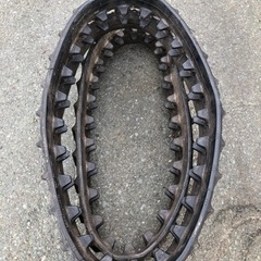 脱穀機から取り外したキャタピラー