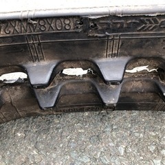 脱穀機から取り外したキャタピラー