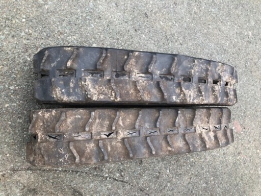 脱穀機から取り外したキャタピラー