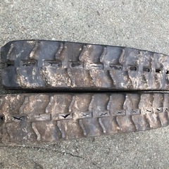 脱穀機から取り外したキャタピラー