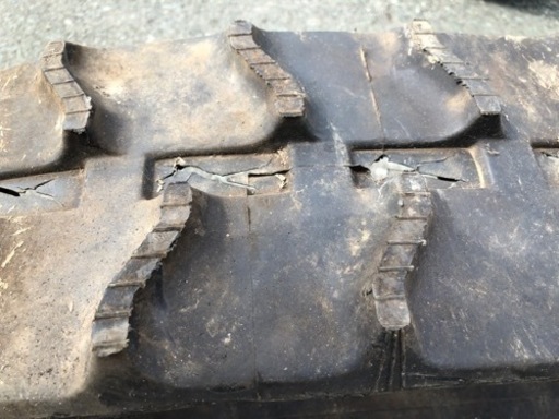 脱穀機から取り外したキャタピラー トップ 