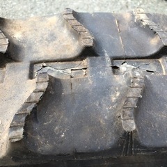 脱穀機から取り外したキャタピラー