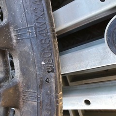 脱穀機から取り外したキャタピラー