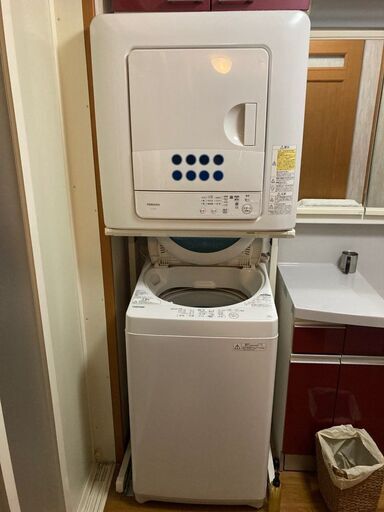 洗濯機と乾燥機のセットです。置き台付き。乾燥機は残4年の長期保証付き