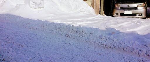 車の出入口  硬い雪削りと雪かき  お手伝い  お願いしたいです(  . .)\