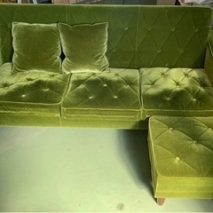 ベルベット　ベロア素材の素敵なグリーンのソファー