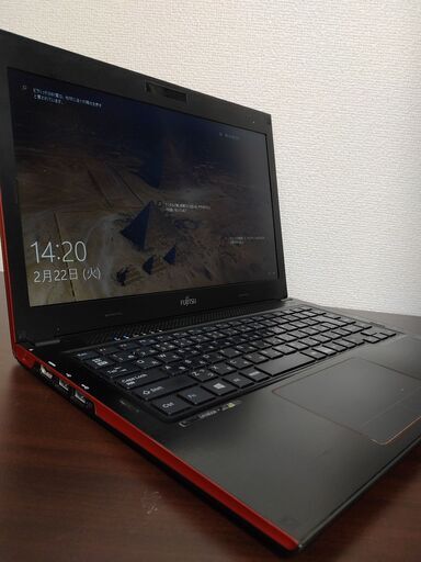 富士通 　高速SSD　第4世代CPU搭載　メモリ4G 　薄型軽量　カメラ内蔵　持ち運び　Wifi対応
