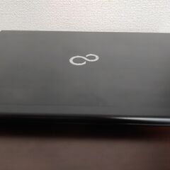 富士通 高速SSD 第4世代CPU搭載 メモリ4G 薄型軽量 カメラ内蔵