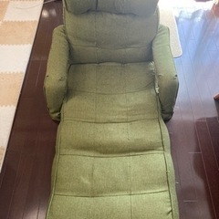 座椅子　緑色　背もたれ高め　肘置き付