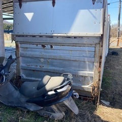 空のコンテナ電気ボタンパワーゲート付き。