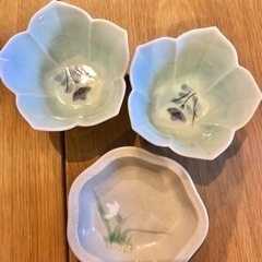 可愛いらしい桔梗の花の小鉢2個と小皿
