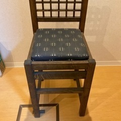 昔店舗で使っていた椅子です