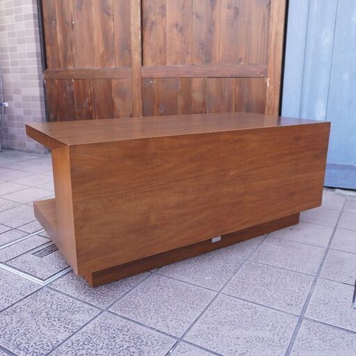 IDEE(イデー)で取り扱われていたATINO SOFA TABLE(アティーノ ソファ テーブル)です。ウォルナット材を使用した北欧風 リビングテーブル。スッキリしたデザインはサイドテーブルにも♪CB312 − 東京都