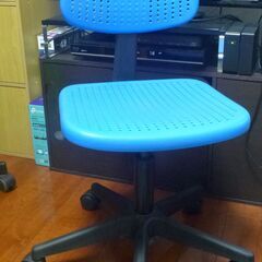 IKEAの青い椅子