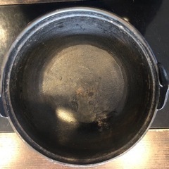 鉄鍋（直径約22cm.高さ約10cm）