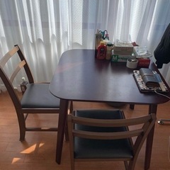 テーブルと椅子2個