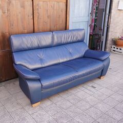 karimoku(カリモク家具)より本革を使用したZT73 W2人掛けソファーです！コンパクトでありながらシートはゆったりとした上品なデザインのレザーソファ。落ち着いた色合いは洗練された印象に♪CB318