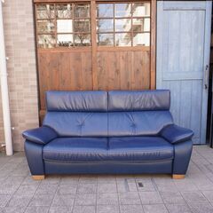 karimoku(カリモク家具)より本革を使用したZT73 W2人掛けソファーです！コンパクトでありながらシートはゆったりとした上品なデザインのレザーソファ。落ち着いた色合いは洗練された印象に♪CB318