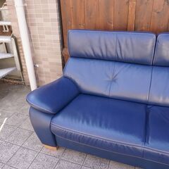 karimoku(カリモク家具)より本革を使用したZT73 W2人掛けソファーです！コンパクトでありながらシートはゆったりとした上品なデザインのレザーソファ。落ち着いた色合いは洗練された印象に♪CB318