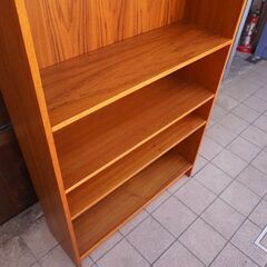 デンマークより入荷した、ブックシェルフです。シンプルでスッキリとした北欧家具らしい書棚。ハイタイプなので収納力もあり店舗などの飾り棚にもおススメのヴィンテージ本棚です。CB325