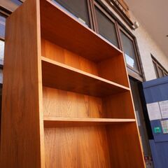 デンマークより入荷した、ブックシェルフです。シンプルでスッキリとした北欧家具らしい書棚。ハイタイプなので収納力もあり店舗などの飾り棚にもおススメのヴィンテージ本棚です。CB325