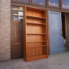 デンマークより入荷した、ブックシェルフです。シンプルでスッキリとした北欧家具らしい書棚。ハイタイプなので収納力もあり店舗などの飾り棚にもおススメのヴィンテージ本棚です。CB325