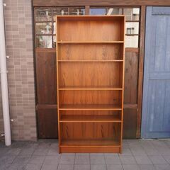 デンマークより入荷した、ブックシェルフです。シンプルでスッキリとした北欧家具らしい書棚。ハイタイプなので収納力もあり店舗などの飾り棚にもおススメのヴィンテージ本棚です。CB325