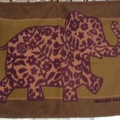 エルメスのビーチマット　ピンクのカバ（中）とグリーンの.象二枚セット