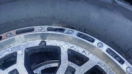 シボレー/GMC2500HD用8穴スタッドレス タイヤセットBSBLLIZAK DM-V2275  