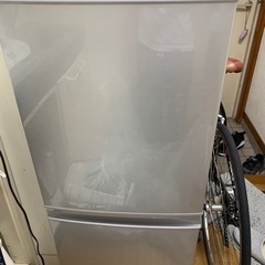 【無料です】シャープ製　冷蔵庫　137L