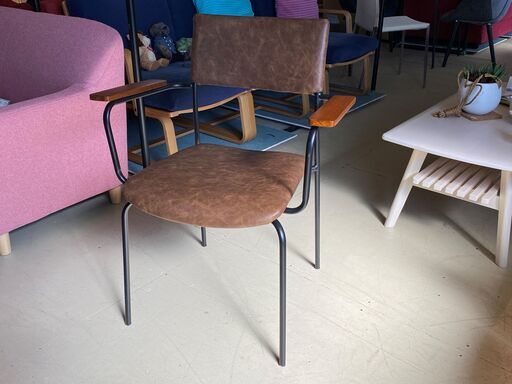 宇都宮でオシャレな家具を探すなら『オトワリバース！』アームチェア チェア 椅子 ブラウン×ブラック アンティーク風 USED品 中古品
