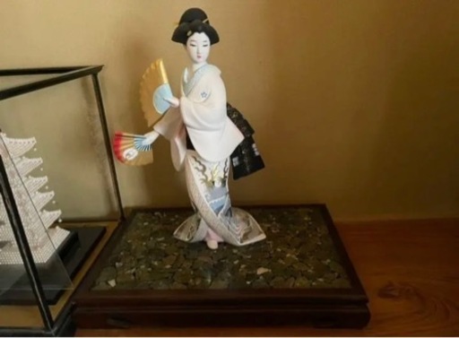 置物　女性