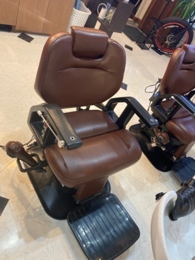 お譲り先決定】 barberチェア (良品 中古)タカラベルモント PLUS【電動 