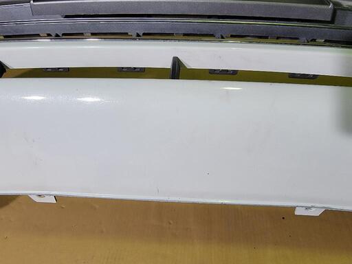 トヨタ　アウディ　フロントバンパー　白系