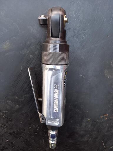 商談中』コンプレッサーとホースとラチェット