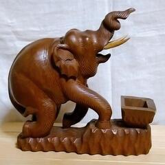 木製の象の置き物