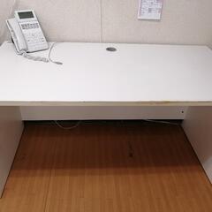 シンプル　白い机（2）