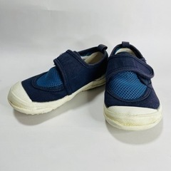 小原田幼稚園の外用の靴です。