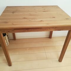 IKEAの木製テーブル