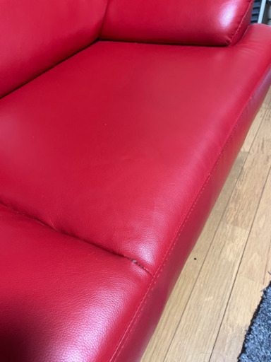 ソファー　2.5人がけの真っ赤の革ソファーです。