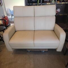 ベージュ二人掛けソファー