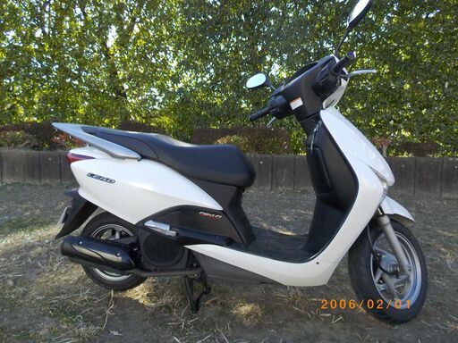 ホンダ リードEX 110（原付2種、桃色ナンバー）走行可能\u000b走行距離：23，000 km 程度、\u000b埼玉県　川越市　からの掲載です。メタリックホワイトで綺麗です。 画像参照\u000b実車をご確認して頂ければ思います。\u000bメットインが広く、雨天時など大きなバッグなども入り濡れる事もなく便利です。 足元も広く、荷物も載せられます。