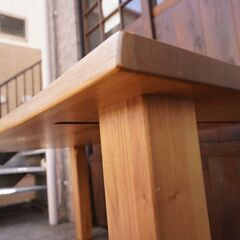 HAYAMA GARDEN(葉山ガーデン)で取り扱われていた無垢材ダイニングテーブルです。優しい木目と色合いが魅力のナチュラルな食卓は北欧スタイルや和モダンなインテリアに。CB342