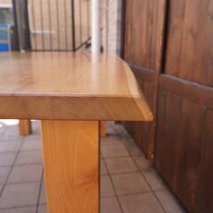 HAYAMA GARDEN(葉山ガーデン)で取り扱われていた無垢材ダイニングテーブルです。優しい木目と色合いが魅力のナチュラルな食卓は北欧スタイルや和モダンなインテリアに。CB342
