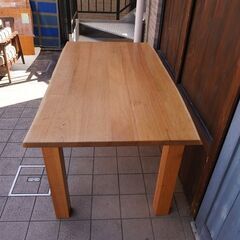 HAYAMA GARDEN(葉山ガーデン)で取り扱われていた無垢材ダイニングテーブルです。優しい木目と色合いが魅力のナチュラルな食卓は北欧スタイルや和モダンなインテリアに。CB342