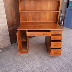 英国アンティーク家具のチーク材を使用したデスクです。クラシカルなデザインが上品で洗練された印象のイギリスアンティーク家具。ハイタイプの書棚がアクセントのデスクです♪学習机や在宅ワークにCB344