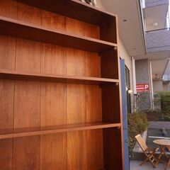 英国アンティーク家具のチーク材を使用したデスクです。クラシカルなデザインが上品で洗練された印象のイギリスアンティーク家具。ハイタイプの書棚がアクセントのデスクです♪学習机や在宅ワークにCB344