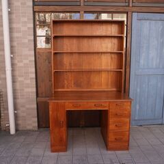 英国アンティーク家具のチーク材を使用したデスクです。クラシカルなデザインが上品で洗練された印象のイギリスアンティーク家具。ハイタイプの書棚がアクセントのデスクです♪学習机や在宅ワークにCB344