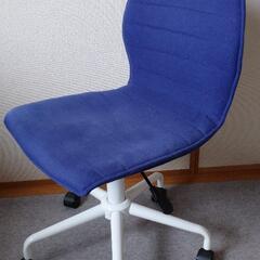 青い椅子