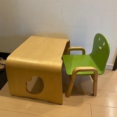 子供用のテーブルと椅子
